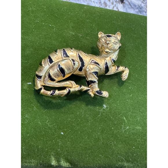 Trifari Jewelry - Trifari Tiger Gold Tone Brooch Signed Rare